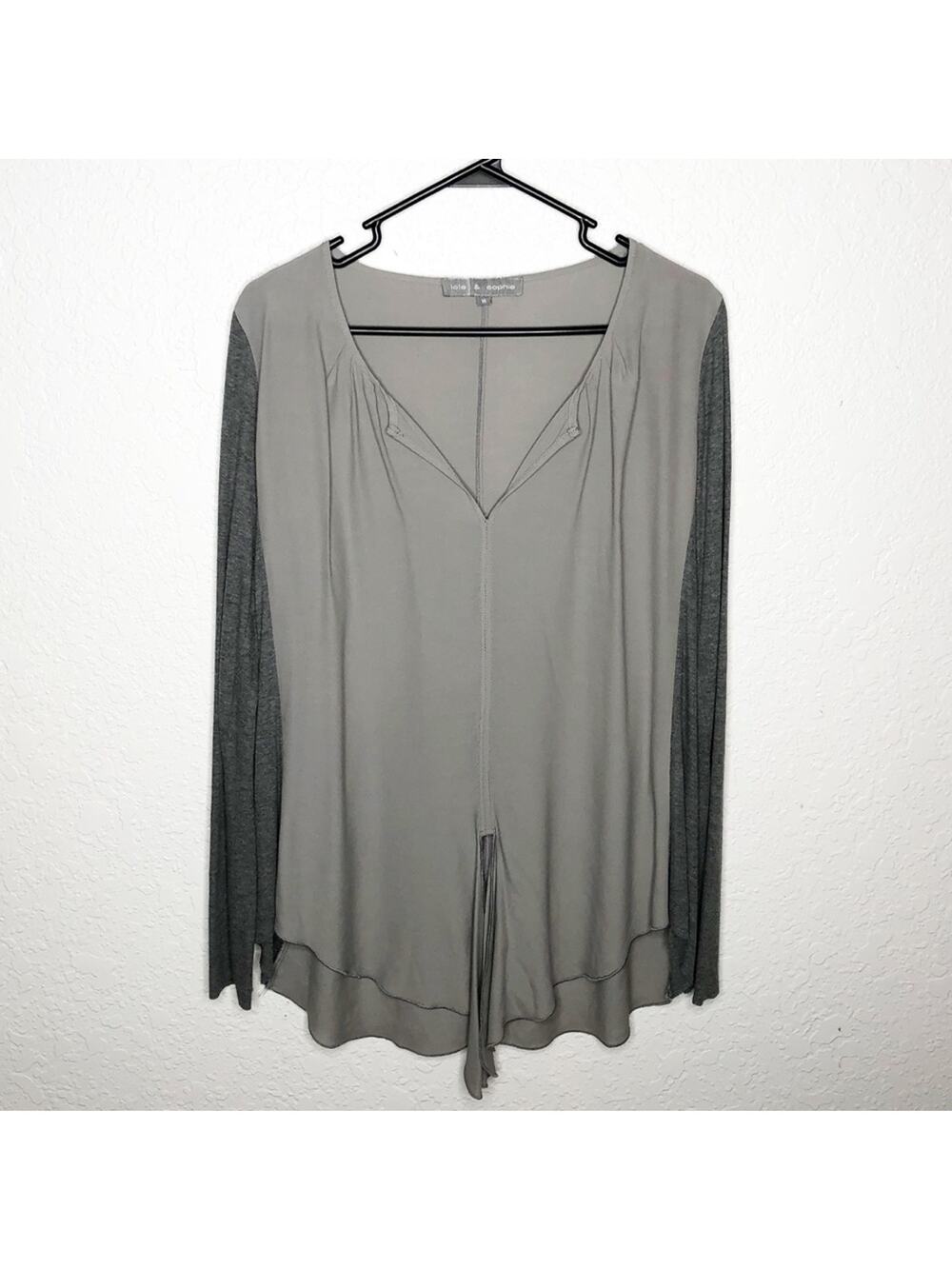 Lola & Sophie gray split hem knit sleeve v neck top size Medium